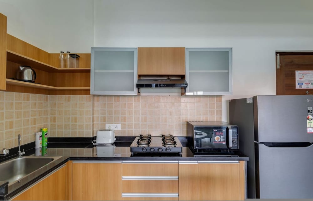 Luxe 1bhk w Pool Sauna 1km to the Beach