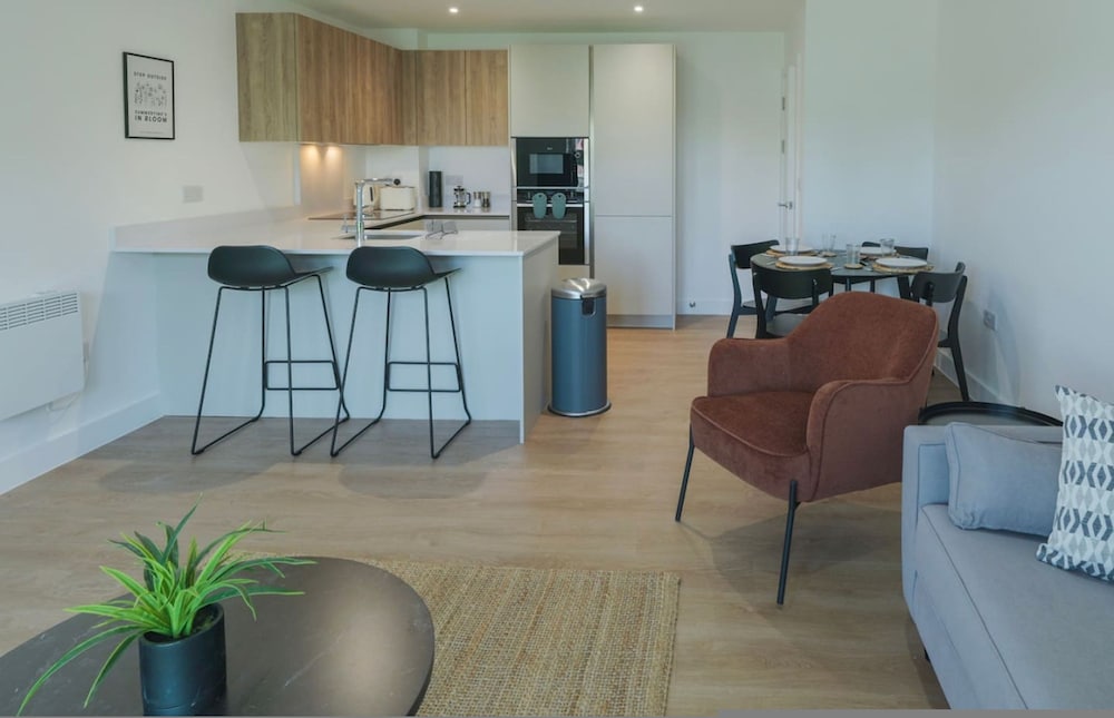 Luxury Manchester Apartment - Blue view 2