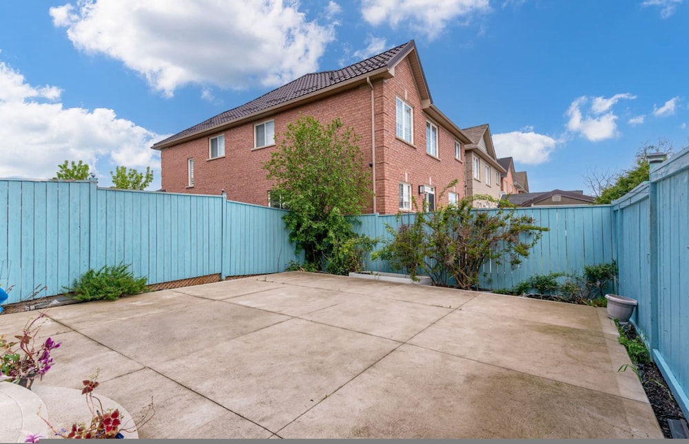 Brampton Retreat Quiet 2BR Residential Area