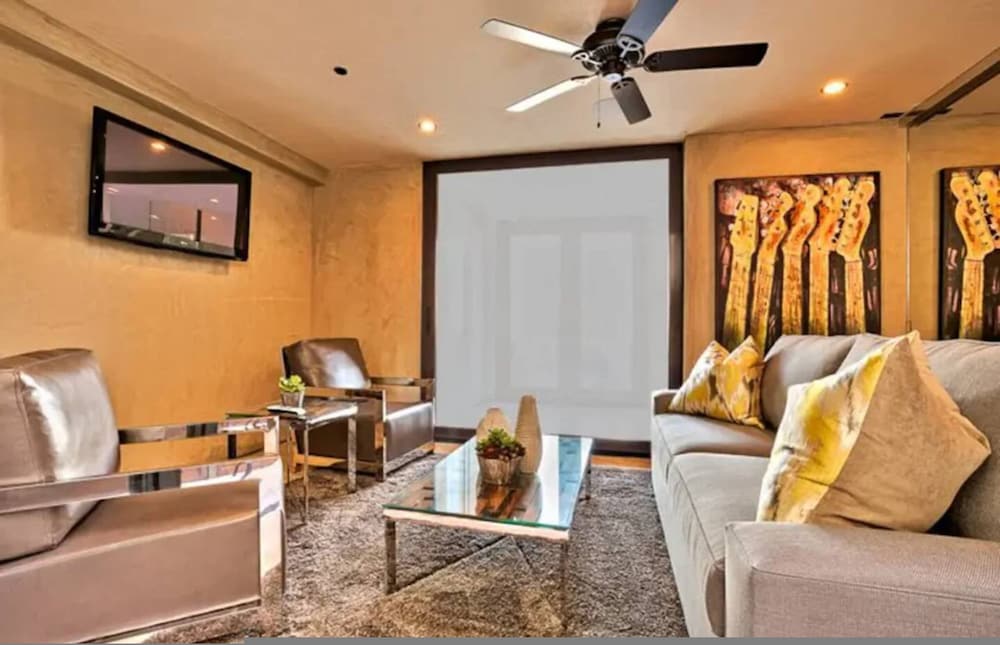 4 Br Roof Deck Hot Tub Steps to Beach Dining