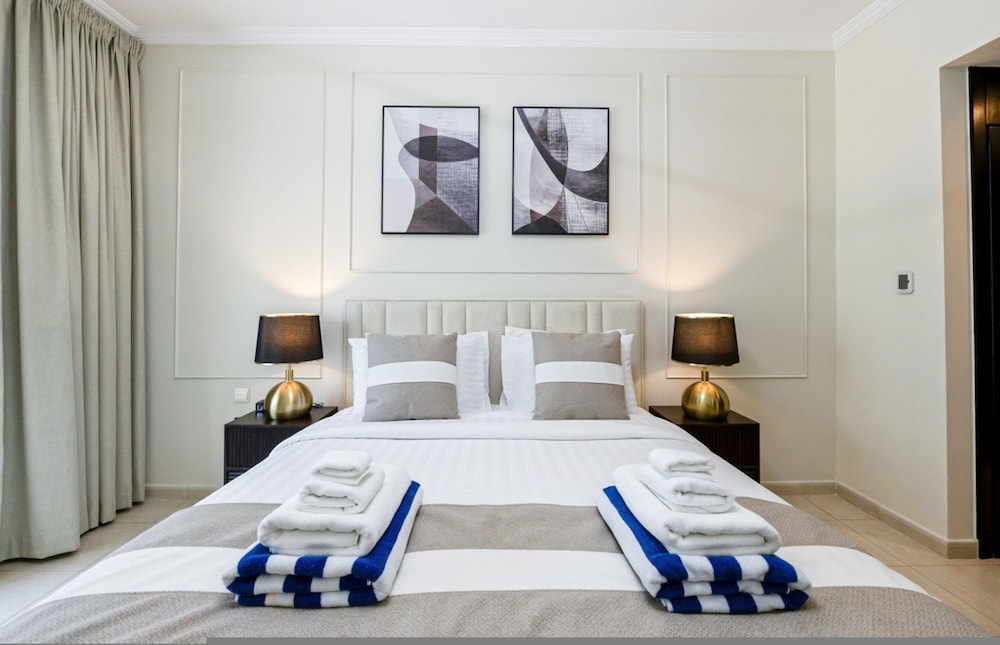 Luxurious Waterfront Stay at Al Majara Dubai Marina
