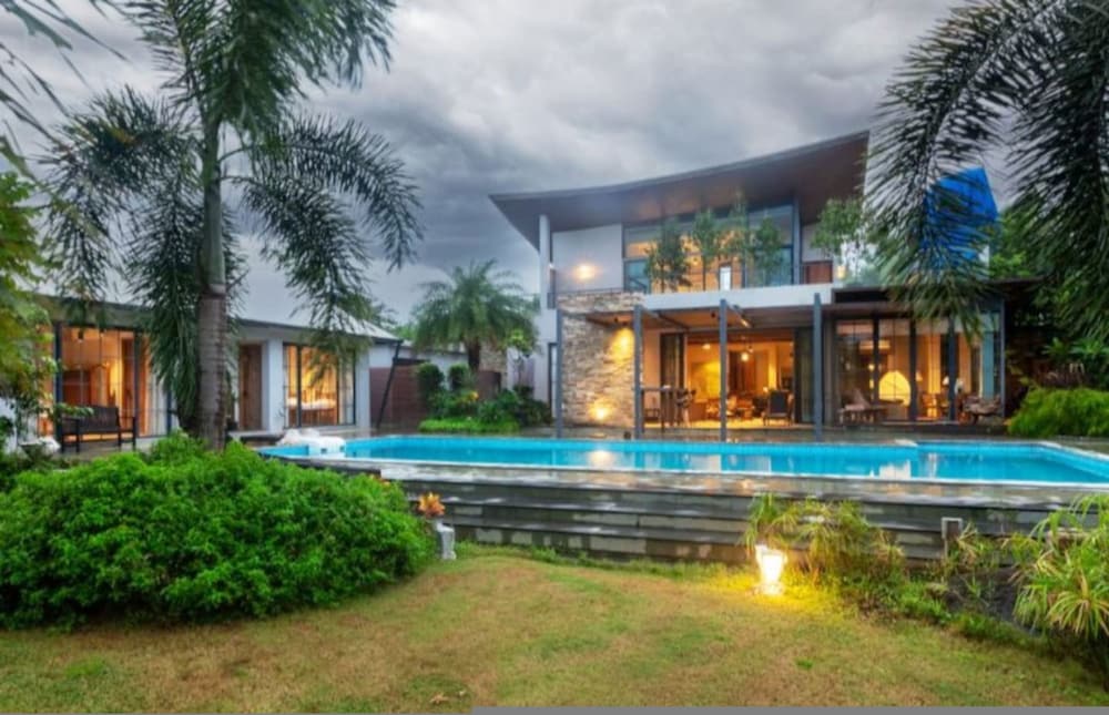 Quarterdeck by Hireavilla - Luxury Estate in Awas view 2
