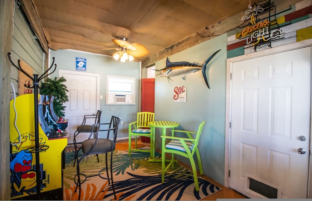 Home Lounge and Arcade Close to Beach and Marina