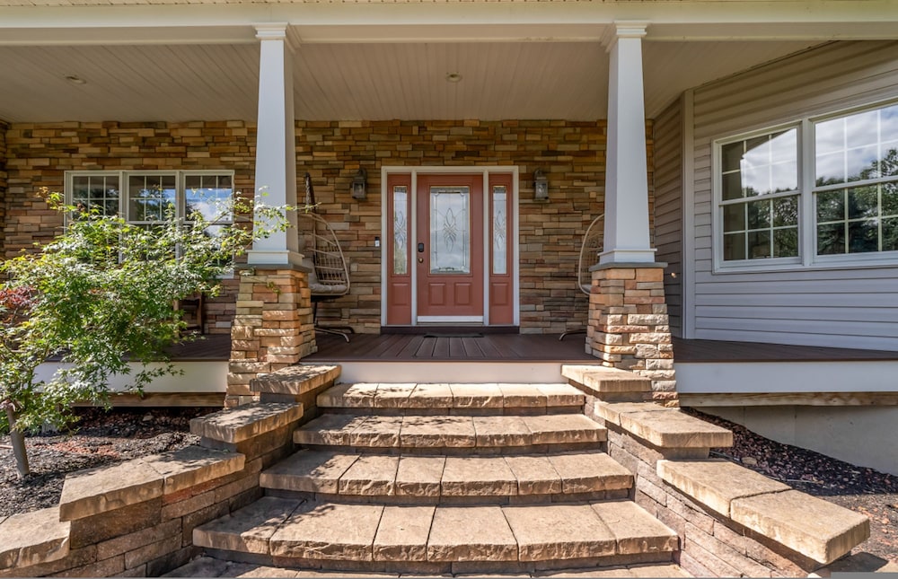 Cozy Family Retreat With Great Views and Game Room