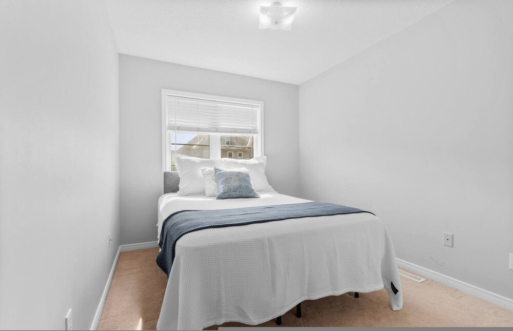Contemporary 3BR Townhouse in Ajax Cozy Central