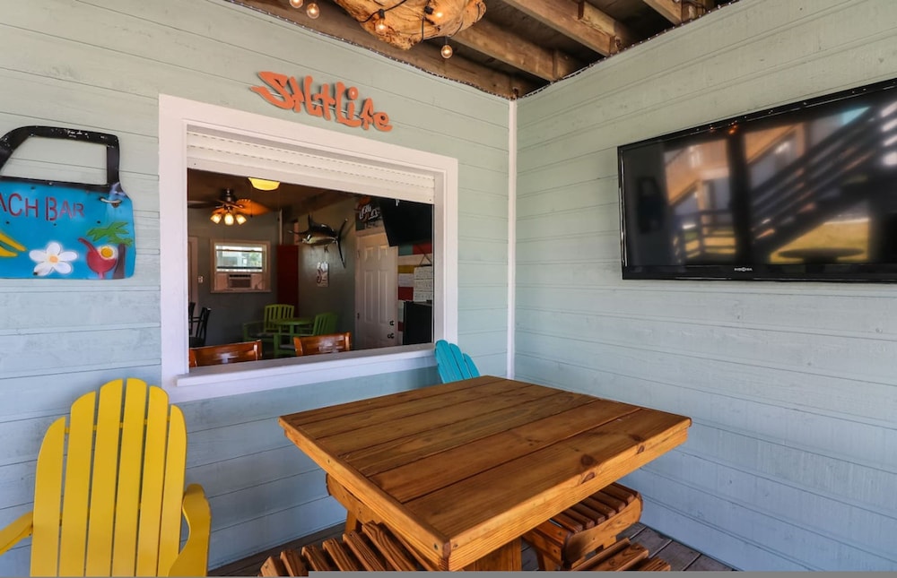 Home Lounge and Arcade Close to Beach and Marina