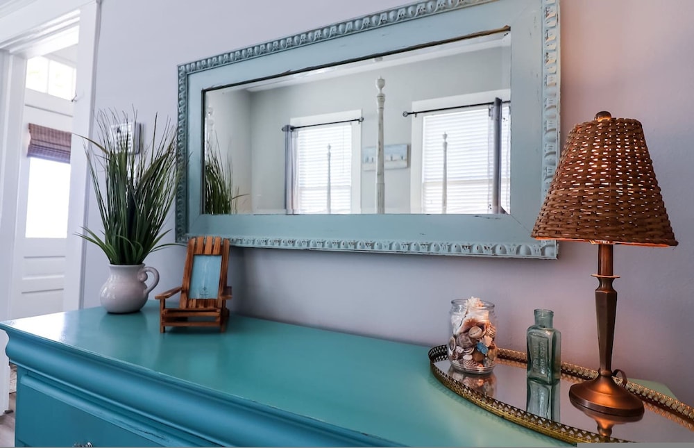Vibrant Bungalow 2 Minutes to the Beach