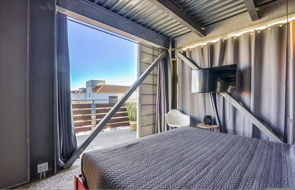 Modern Penthouse in Venice Beach-the Steel Rose-