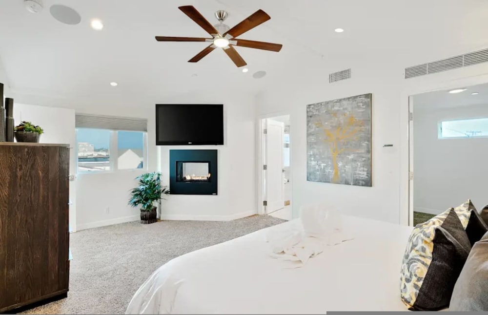 4 Br Roof Deck Hot Tub Steps to Beach Dining