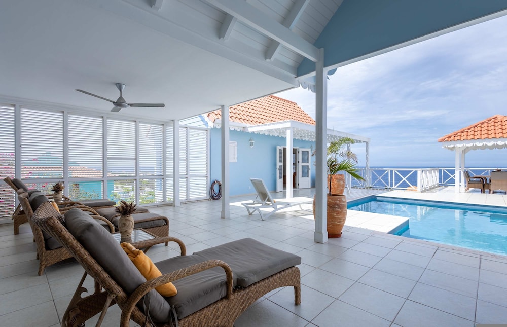 Ocean Whisper Villa in Sint Willibrordus