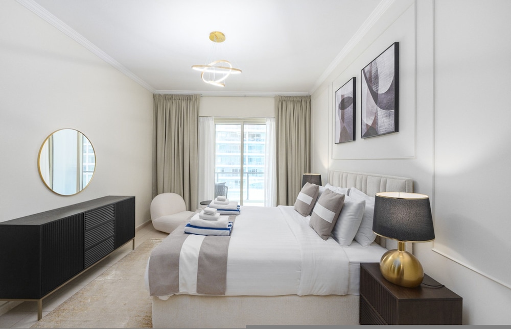 Luxurious Waterfront Stay at Al Majara Dubai Marina