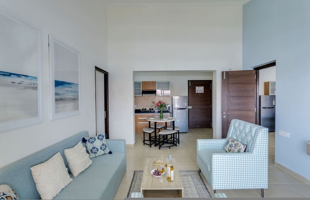 Luxe 1bhk w Pool Sauna 1km to the Beach