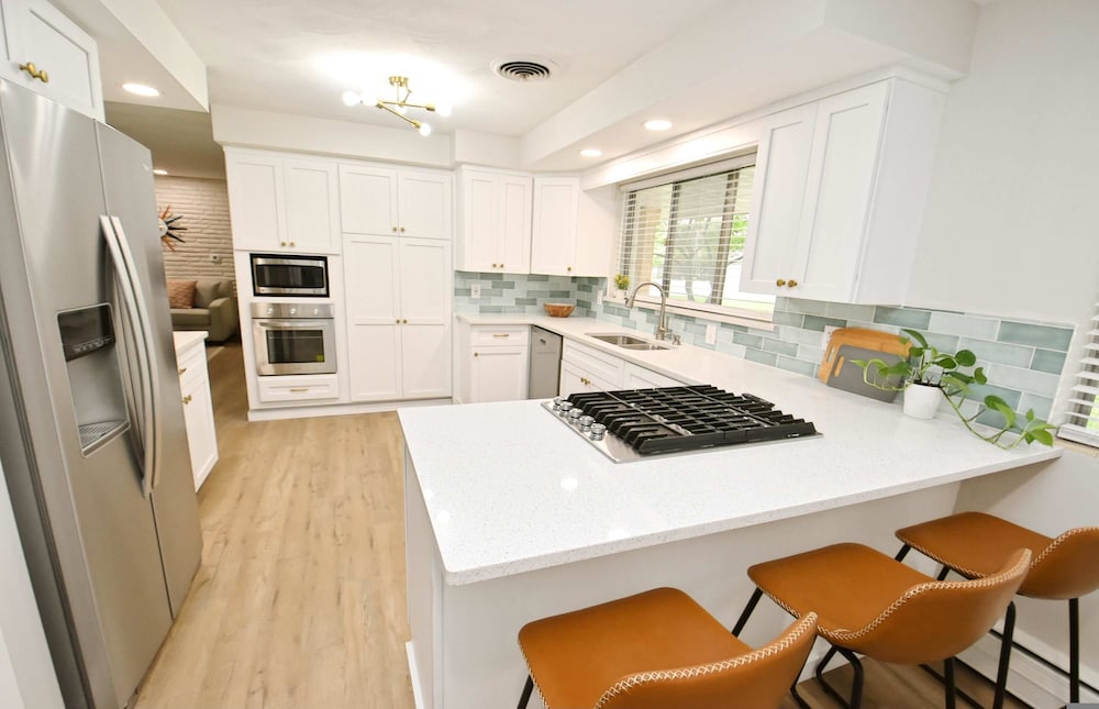 Mid Century Modern With Modern Touches 10 min Walk to Notre Dame 1831