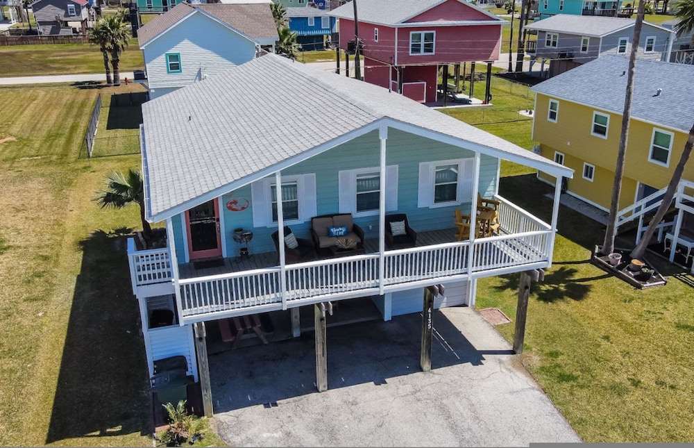 Home Lounge and Arcade Close to Beach and Marina