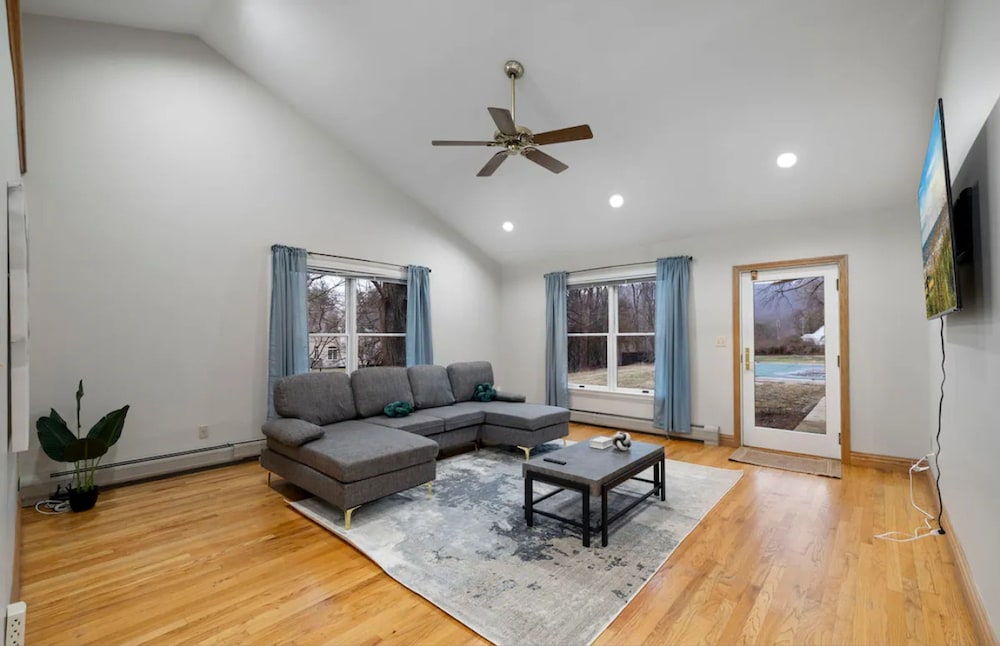 Cozy Winter Escape 1 Hr From NYC Trails Nearby