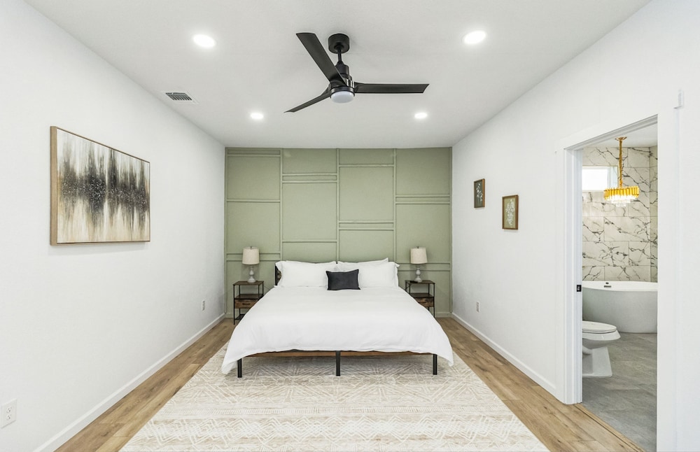 Stylish 4BR Home Mins to Downtown River Walk