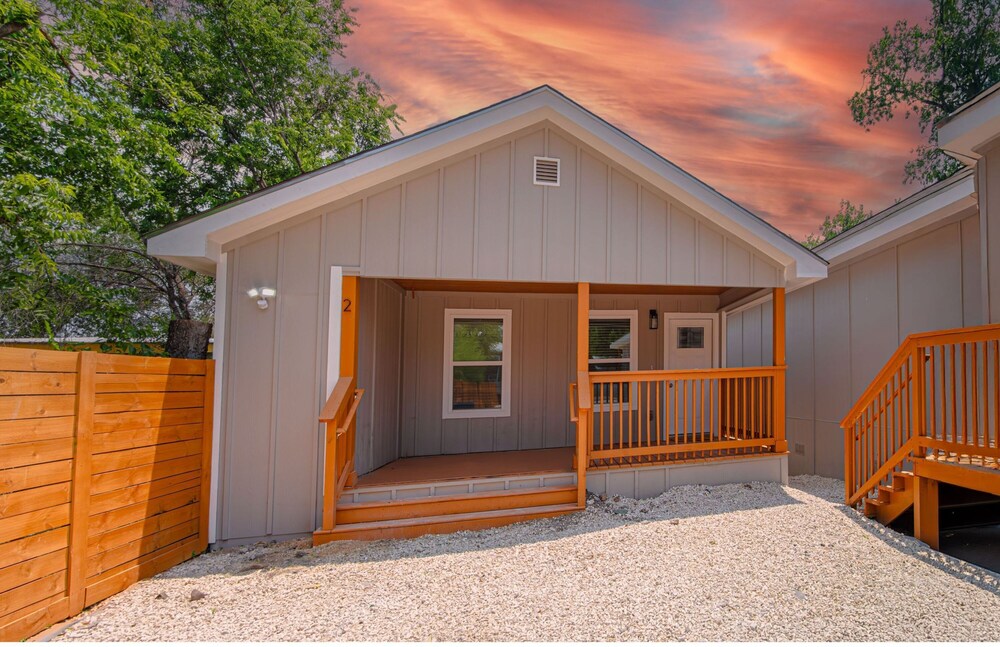 Your Amazing 3BR 2BA Downtown Delight