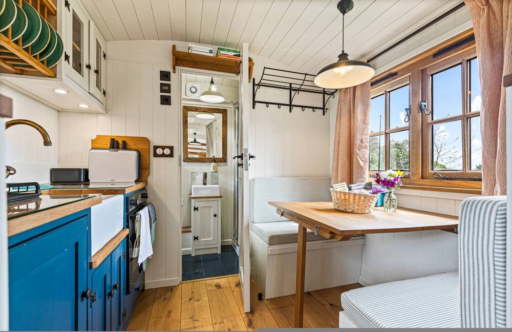 Drovers Hill at Stonor - Quercus - Shepherds hut