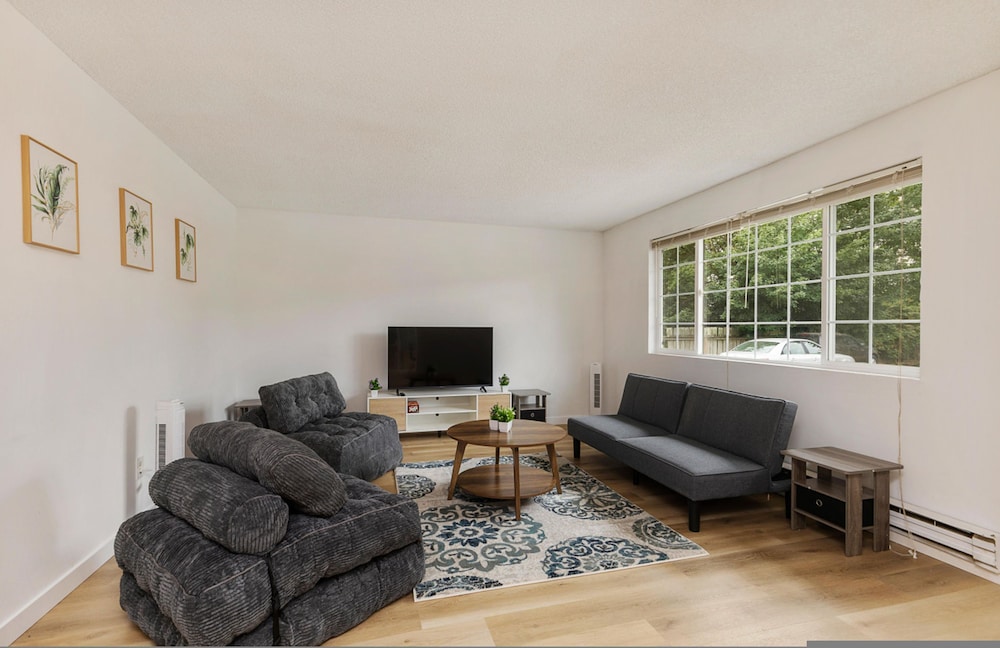 Relaxing Lynnwood Getaway w Parking