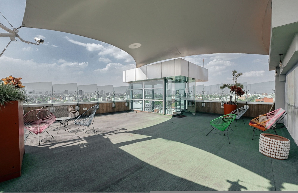 The Flamingo Rooftop Suite Unique Design in a Centric Location photo 2