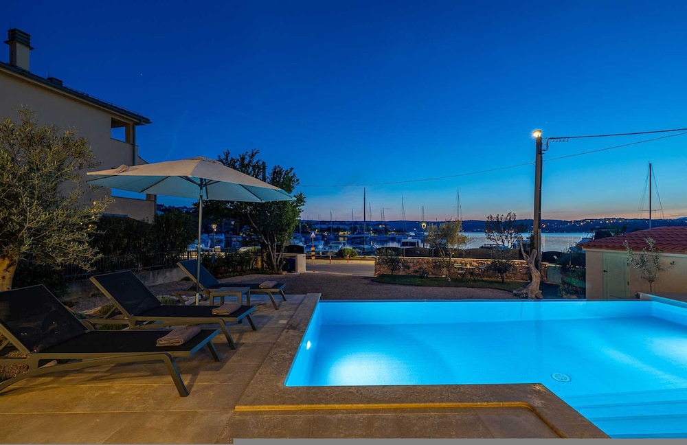 Villa Beachfront With 4 Bedrooms and 3 5 Bathrooms