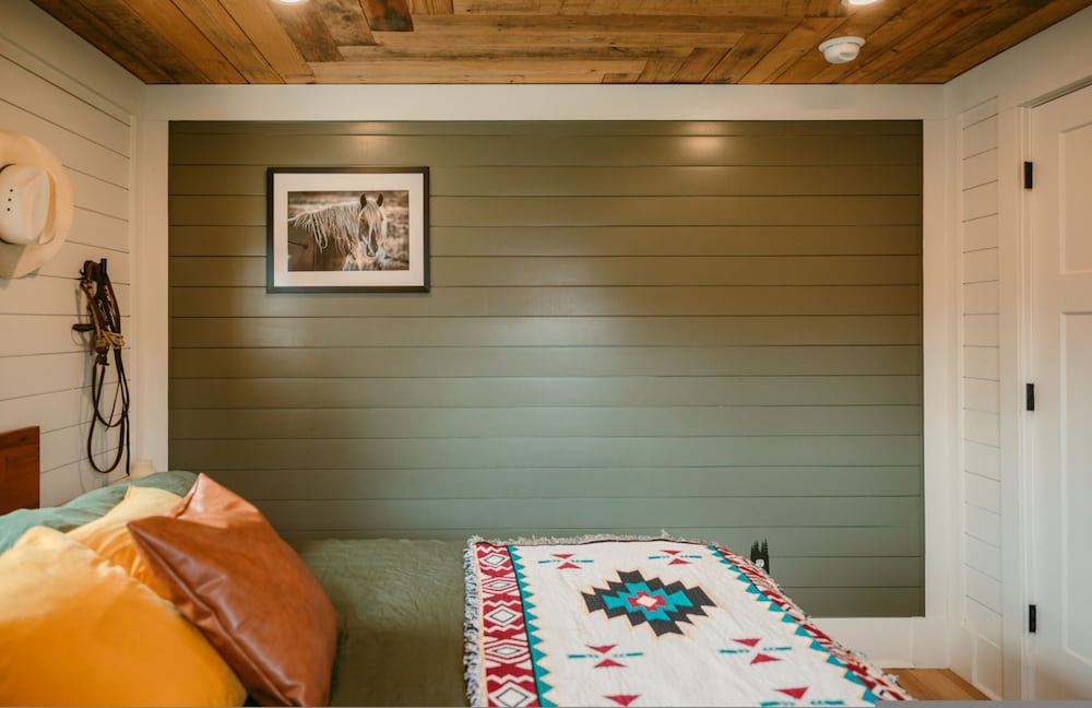Cowboy Bunkhouse hot tub Lake Farm Nature