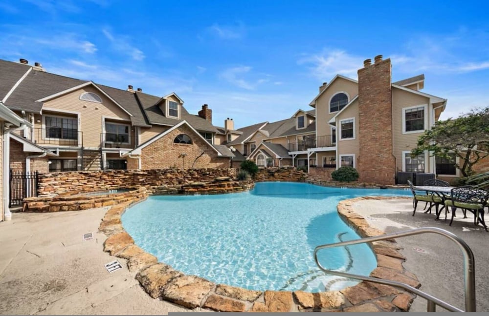 Upscale 1BR Condo in Med Center