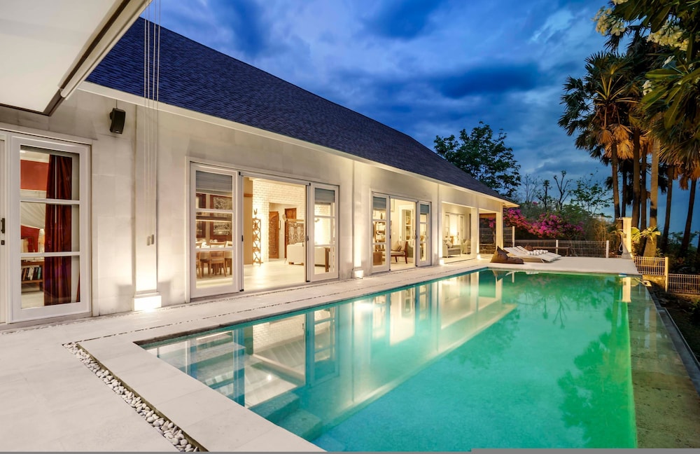 Villa Eden Roc by Alfred in Bali - Luxury Beachfront 3BR Villa With Infinity Pool Amed