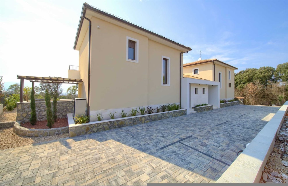 Villa Lord With Heated Pool Jacuzzi and Sauna