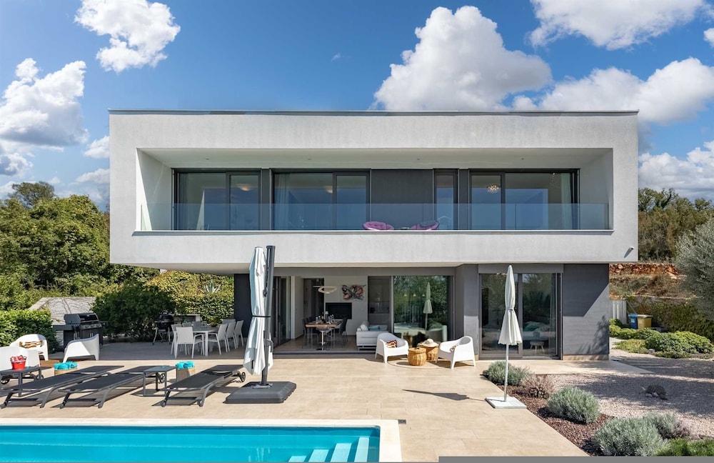 Villa Luxor With Heated Pool