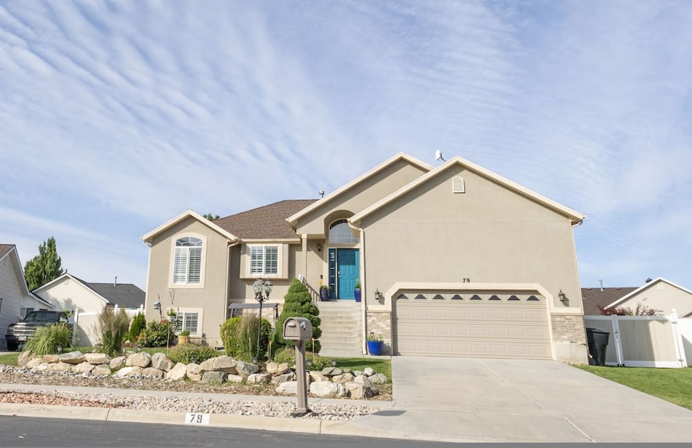Farmington Gem 6BR Private Fenced Yard Sleeps 15