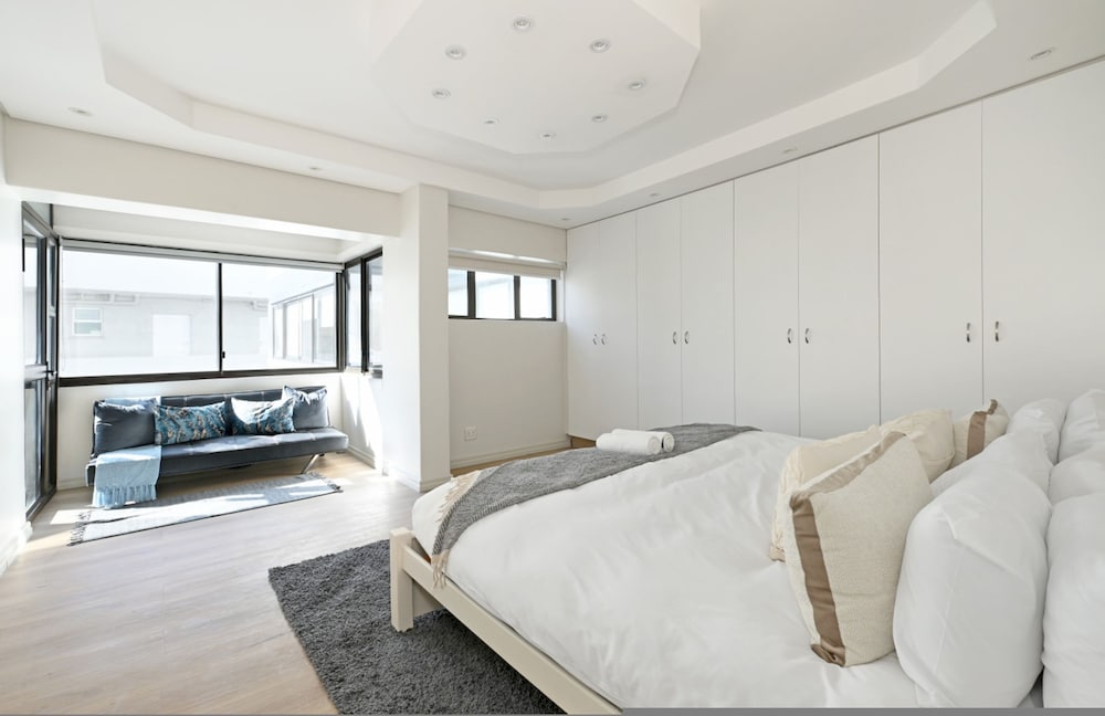 Spacious 3 Bed Apartment Sea Point Ocean Views