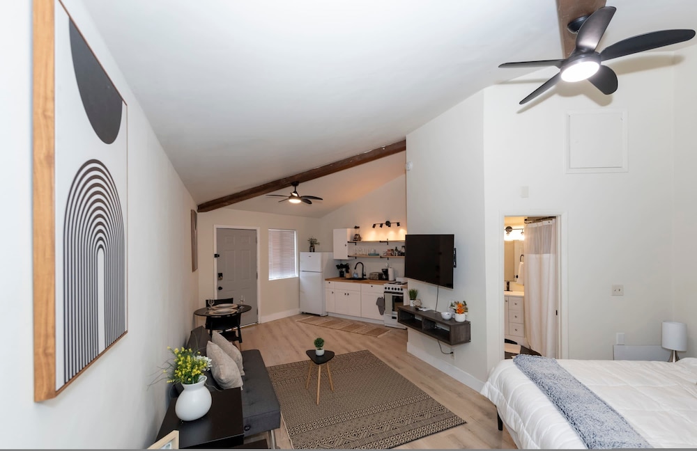 Cozy Studio Apt Close to the Gardens - King Bed