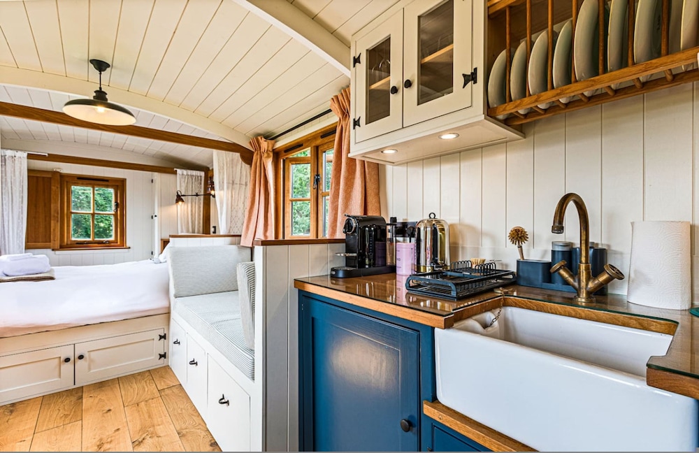 Drovers Hill at Stonor - Quercus - Shepherds hut