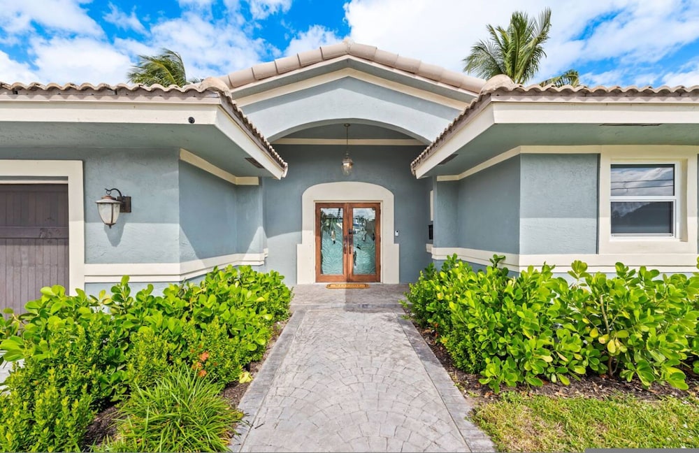 Waterfront Oasis Heated Pool Game Room Gym