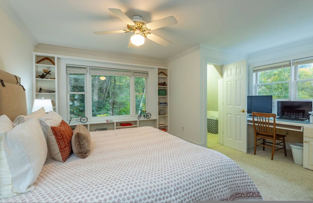 Riverfront Sanctuary Your Mountain Getaway