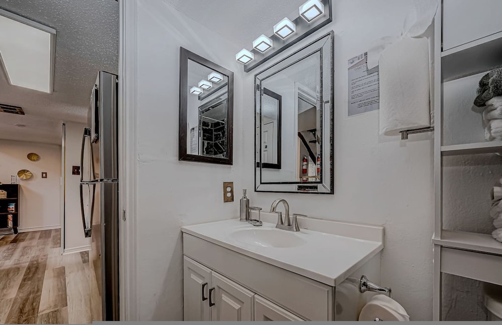 Upscale 1BR Condo in Med Center