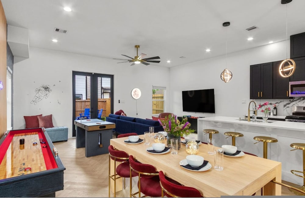 Chic 4BR Getaway Near NRG TMC