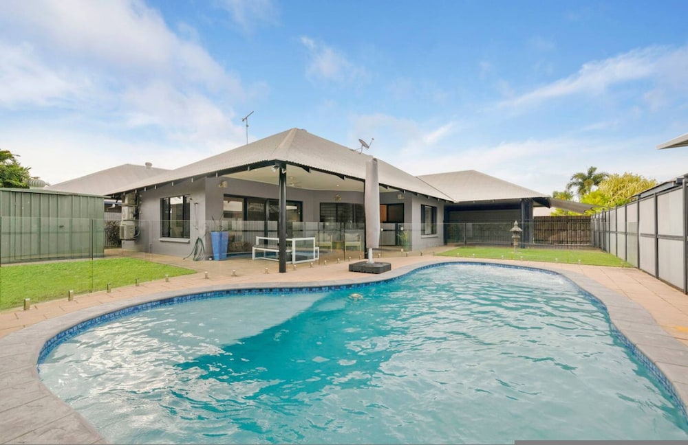 Cityside Hideaway Pool - Workstation - Markets