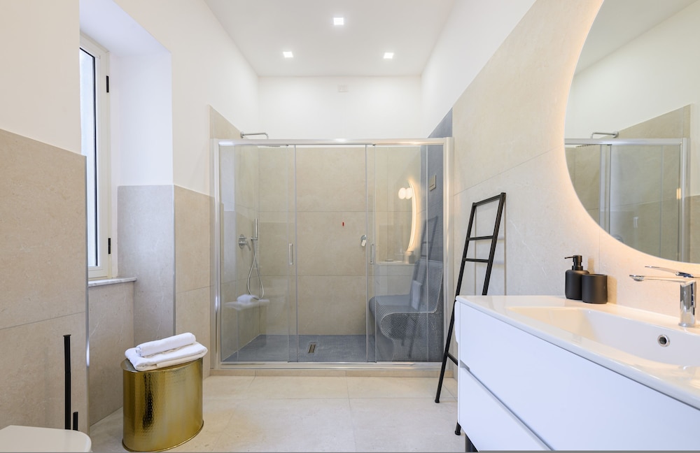 Into Mann in Naples With 5 Bedrooms and 5 Bathrooms