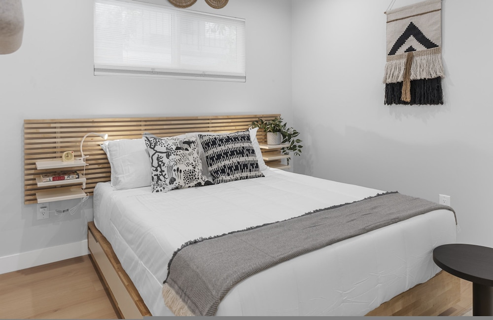 3BR House Fully Renovated 2025 Fenced Yard Patio Carport in Noho Arts District p85
