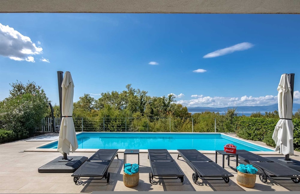 Villa Luxor With Heated Pool