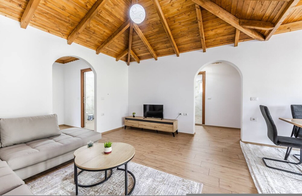 Hillside Apartment Gjirokast r