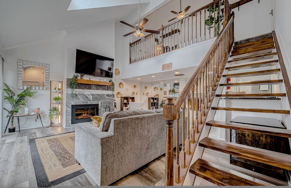 Upscale 1BR Condo in Med Center