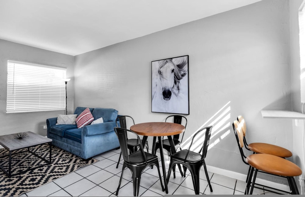 Cozy 1BR Retreat 6 Mins to Beach Free Parking