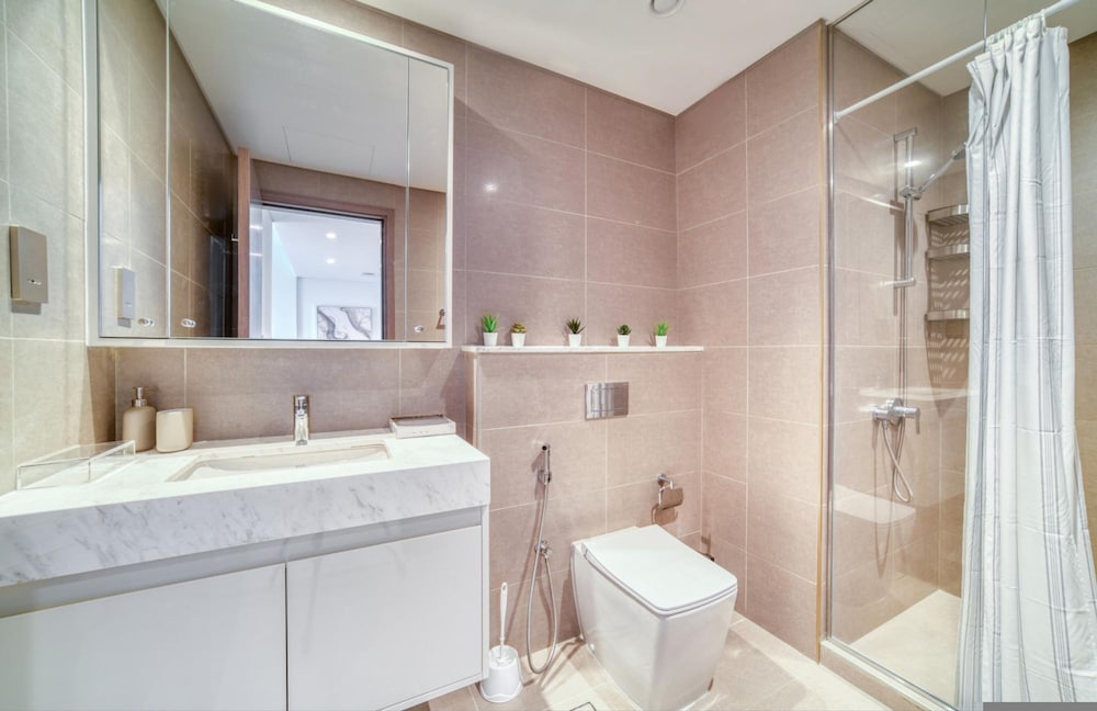 City Lights and Luxury Living Close to Dubai Mall
