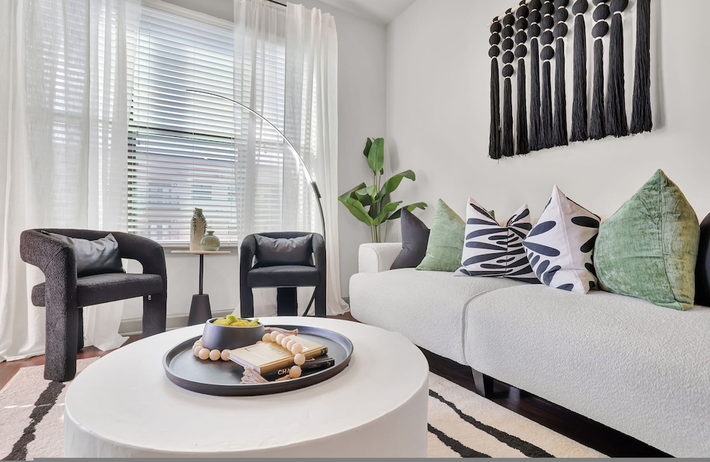 Ebony Ivory Midtown King Bed