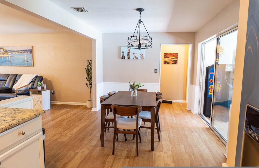 Four Bed Home With Pool Game Room Bar Near Beach