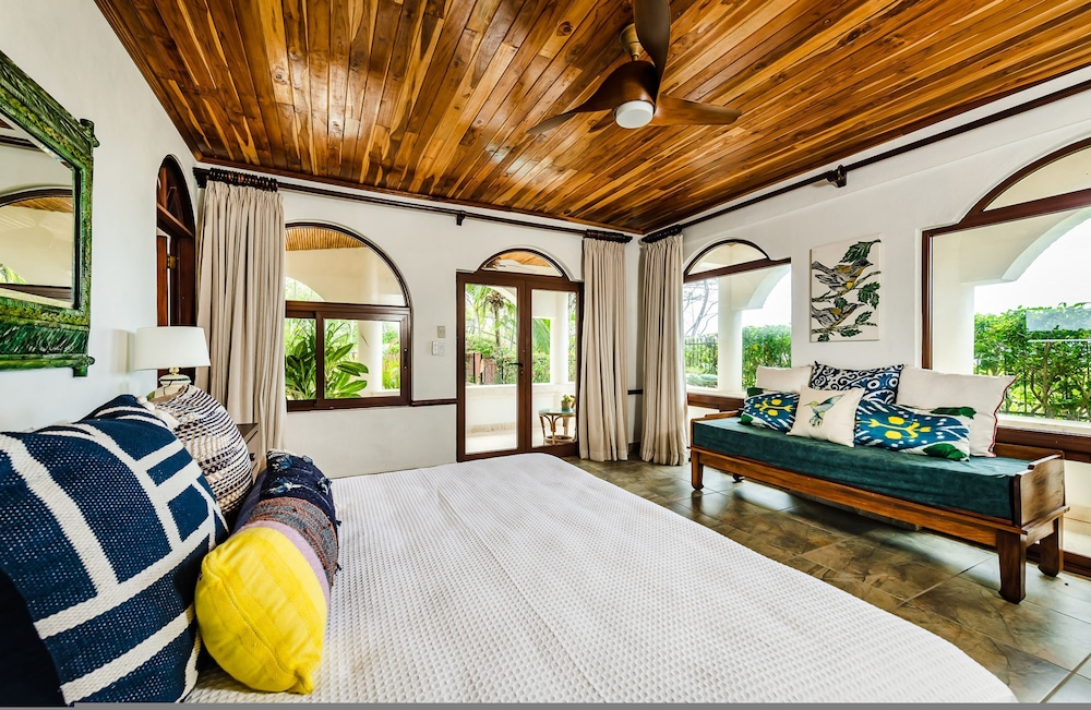 Luxury Beachfront 5 Bedroom Villa on Famous Beach