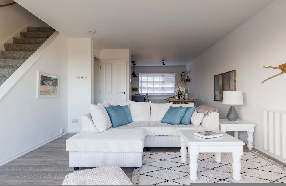 Beautifully Refurbished 4-bed Beachside Retreat